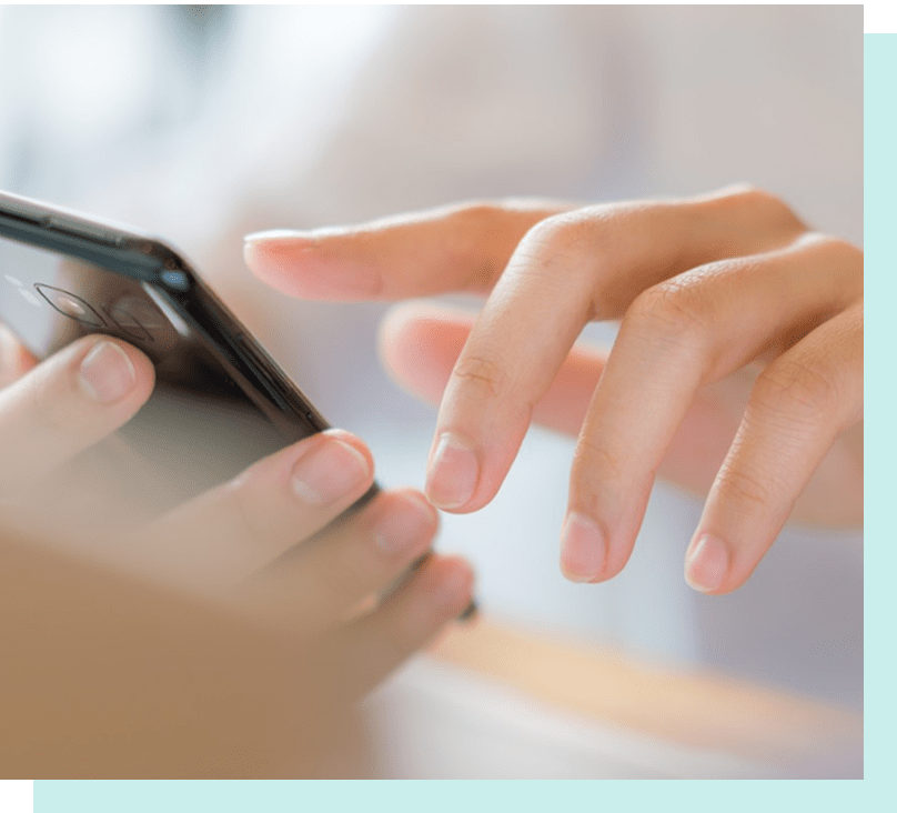 スマホを触っている女性