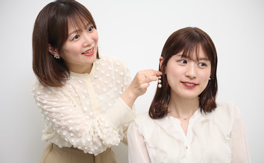 アクセサリーのアドバイスをしている女性