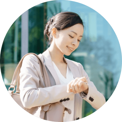 時計を見る女性